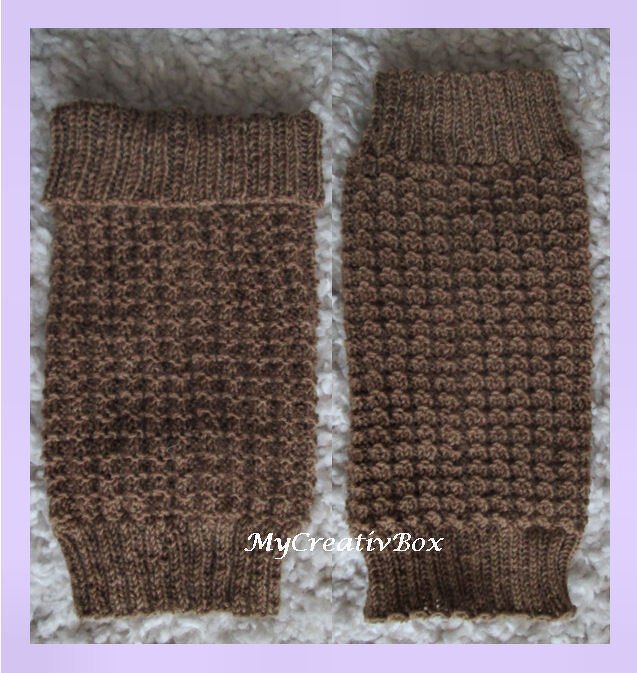 Zwei braune gestrickte Kinder-Beinstulpen nebeneinander mit strukturiertem Waffelmuster und gerippten Bündchen