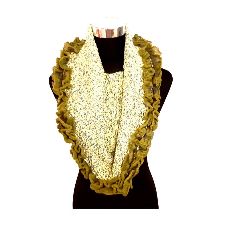 Gestrickter melierter Loop-Schal in Hellbeige mit olivgrünem Rüschenrand auf einer Schaufensterpuppe