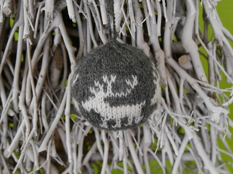 Weihnachtskugel mit Elch Motiv - Strickanleitung