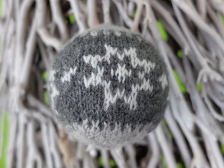 Weihnachtskugel mit Stern Motiv – Strickanleitung