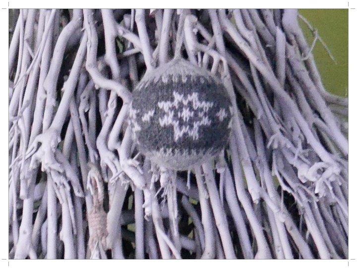 Weihnachtskugel mit Stern Motiv – Strickanleitung