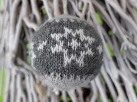 Weihnachtskugel mit Stern Motiv – Strickanleitung