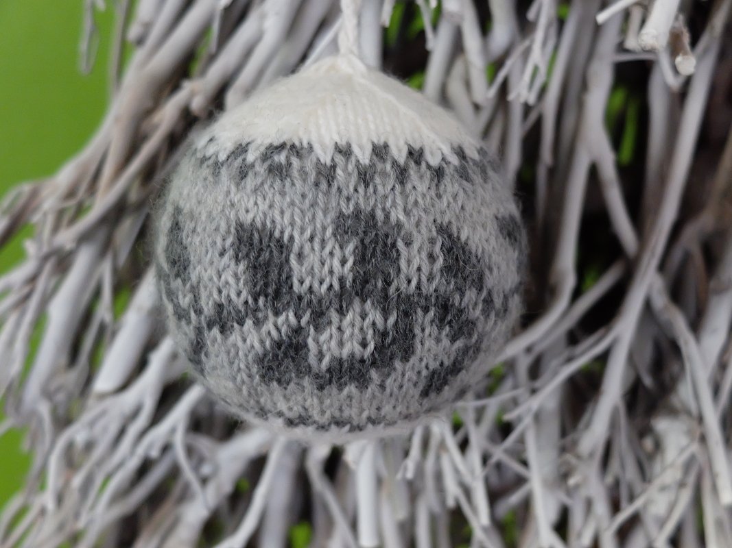 Weihnachtskugel mit Mistelzweig Motiv – Strickanleitung