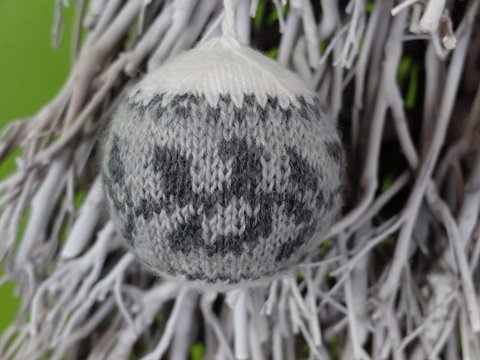Weihnachtskugel mit Mistelzweig Motiv – Strickanleitung