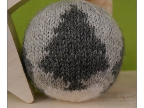 Weihnachtskugel mit Tannenbaum Motiv – Strickanleitung