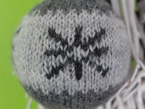 Weihnachtskugel mit Schneeflocke Motiv – Strickanleitung