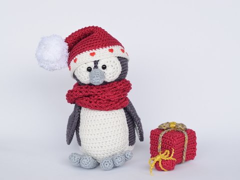 Haekelicious Weihnachts-Pinguin mit Geschenken