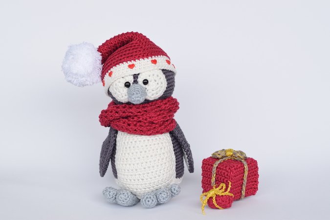 Haekelicious Weihnachts-Pinguin mit Geschenken