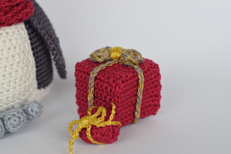 Haekelicious Weihnachts-Pinguin mit Geschenken