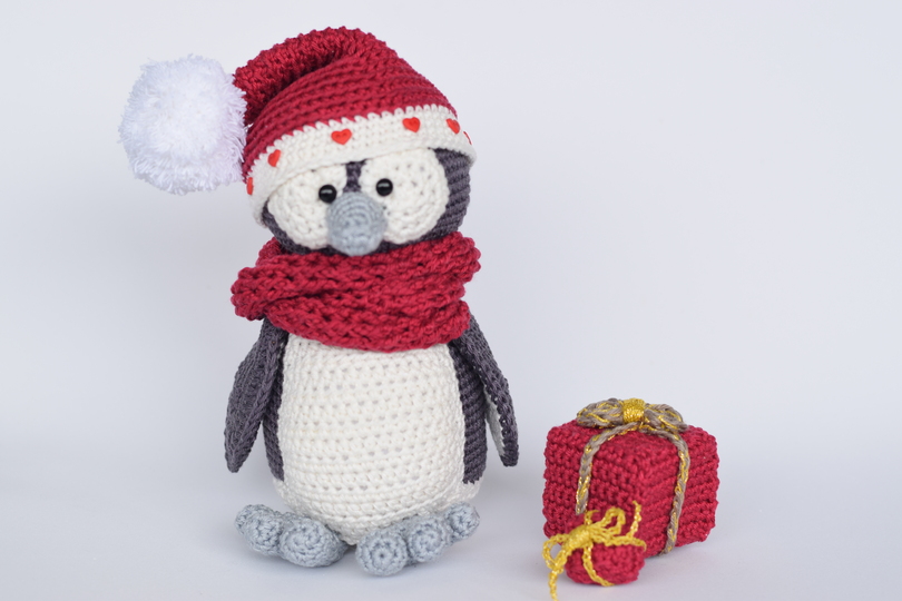 Haekelicious Weihnachts-Pinguin mit Geschenken