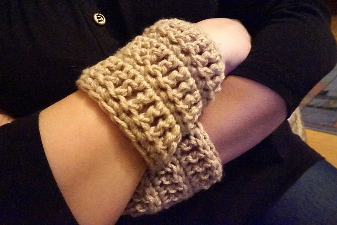 Wrist warmers Jovi crochet pattern