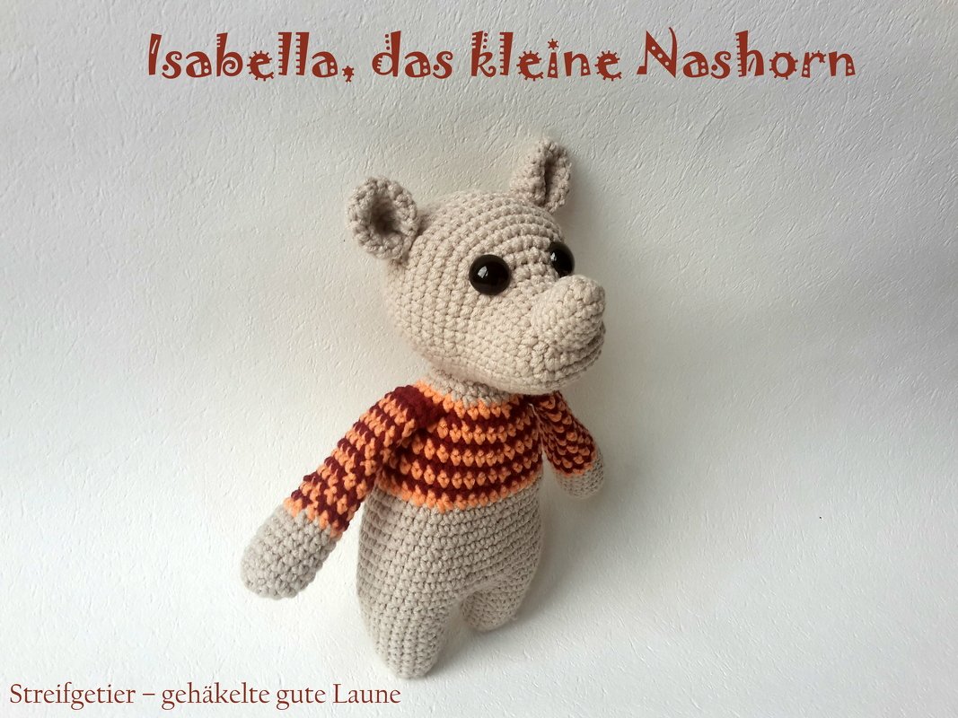 Gehäkeltes Amigurumi-Nashorn in Beige mit rot-orange gestreiftem Pullover
