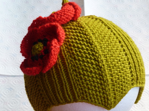 Kindermütze mit Mohnblumen
