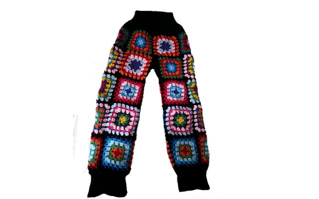 Gehäkelte Kinderhose aus bunten Granny Squares mit schwarzem Bund
