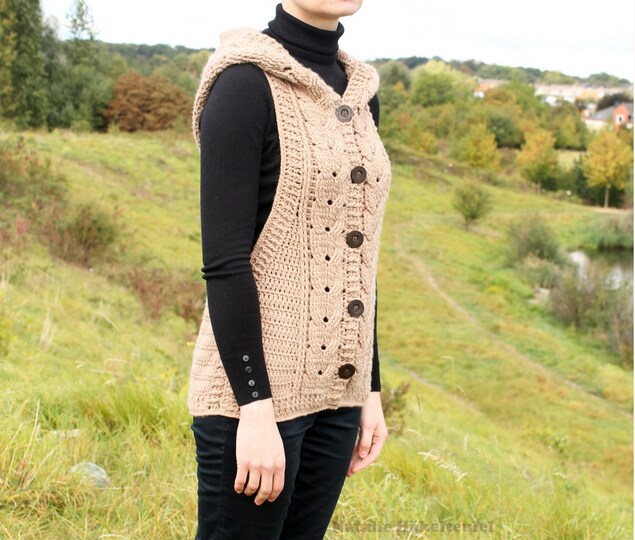 Waistcoat with hood and cable braid, size 36-46 (EU)
