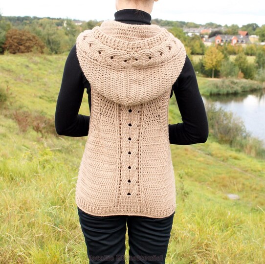 Waistcoat with hood and cable braid, size 36-46 (EU)