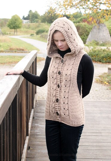 Waistcoat with hood and cable braid, size 36-46 (EU)
