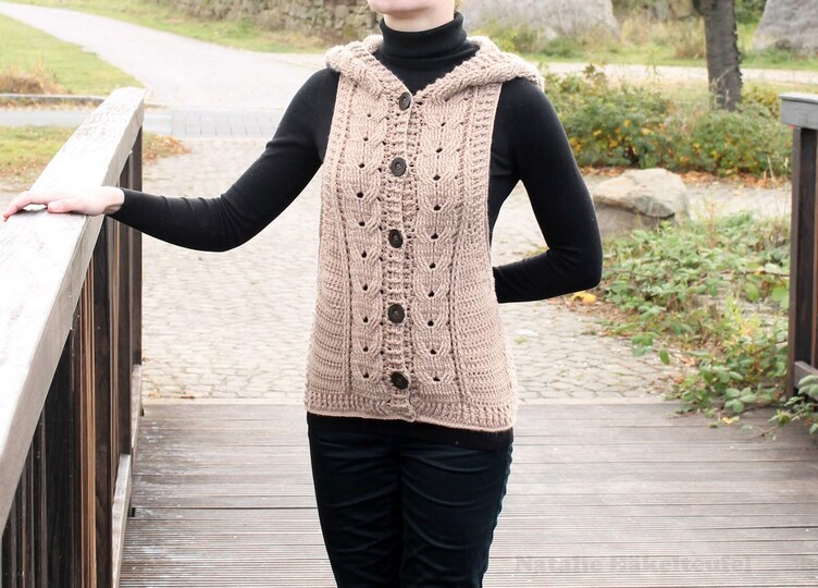 Waistcoat with hood and cable braid, size 36-46 (EU)