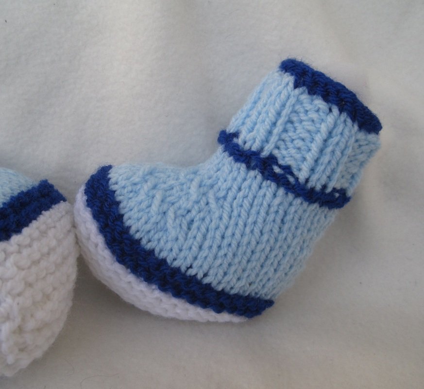 Strickanleitung Babyschuhe ohne Nadelspiel- von 0-6 Monate tragbar, perfekt für Anfänger- Mit anderen Farben auch für Mädchen geeignet