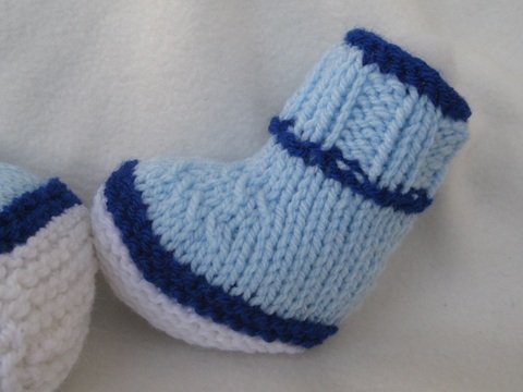 Strickanleitung Babyschuhe ohne Nadelspiel- von 0-6 Monate tragbar, perfekt für Anfänger- Mit anderen Farben auch für Mädchen geeignet