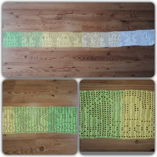Schmaler gehäkelter Kinder-Schal mit grün-gelb-weißem Farbverlauf auf Holz