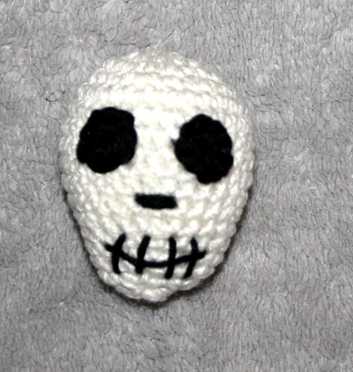 Skull crochet pattern - 3 variations, Halloween decor & keychain, EN & DE