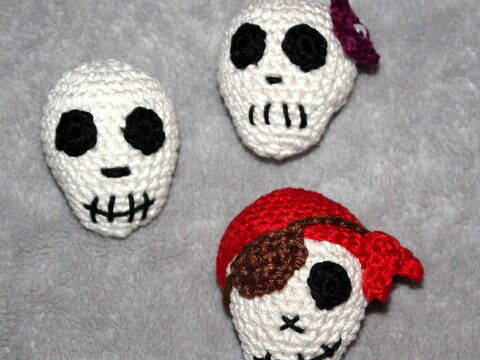 Skull crochet pattern - 3 variations, Halloween decor & keychain, EN & DE