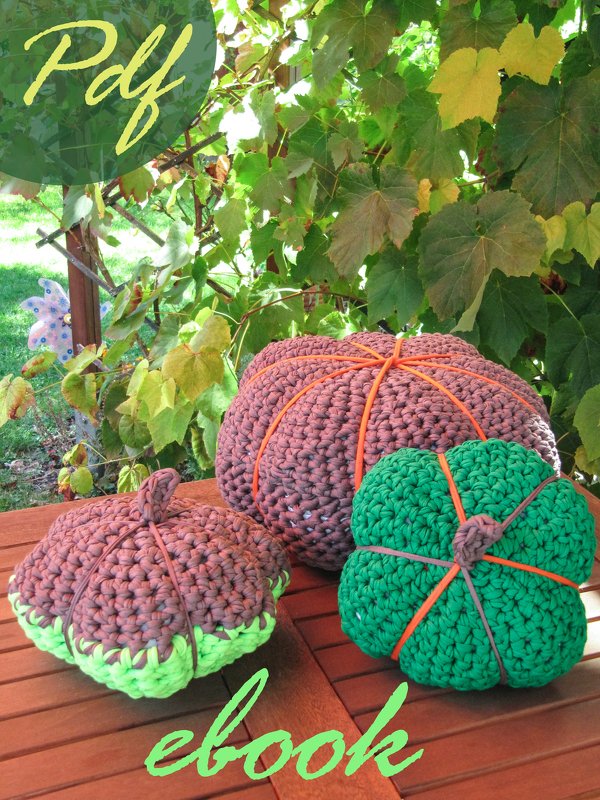 Drei gehäkelte Kürbisse mit sichtbarem 'ebook/PDF'-Schriftzug