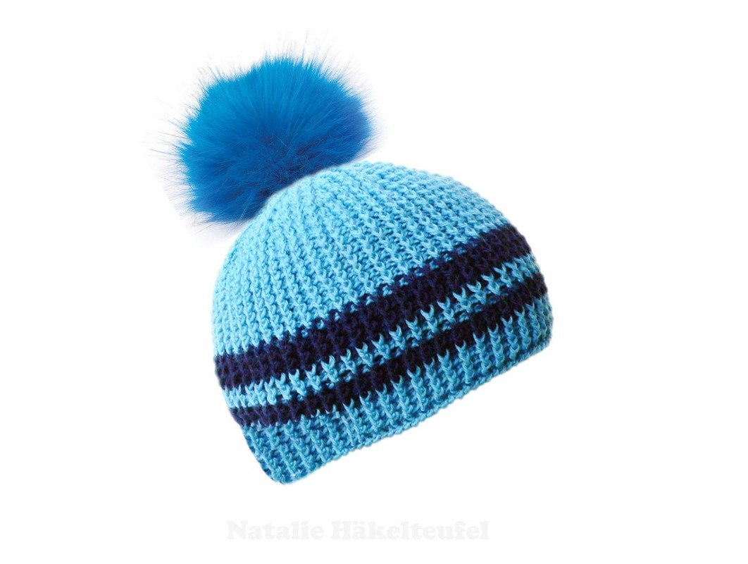 Hellblaue gehäkelte Beanie mit dunkelblauen Querstreifen und blauem Bommel
