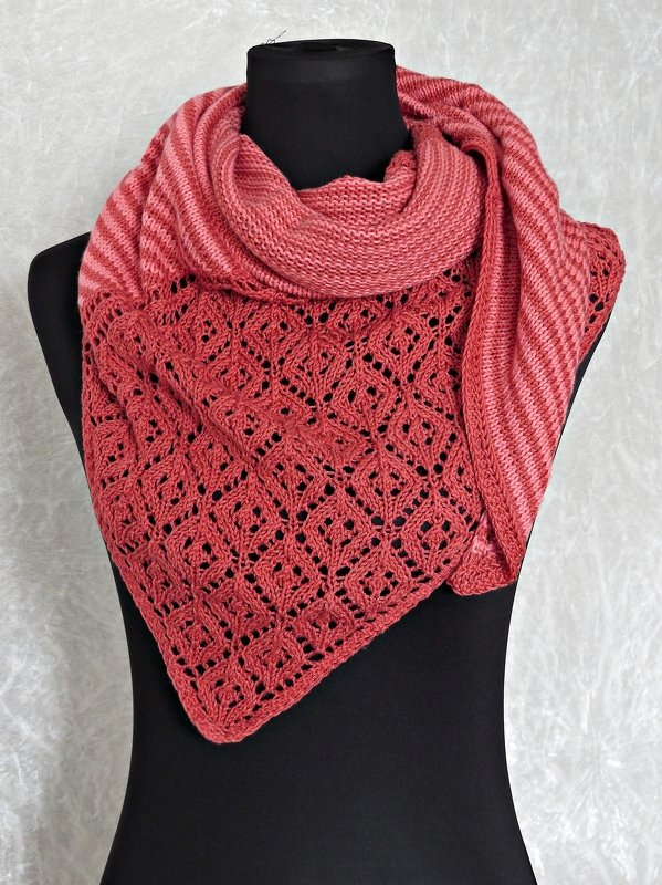 Korallrotes, gestricktes Dreieckstuch mit Ajourmuster auf schwarzer Schneiderbüste