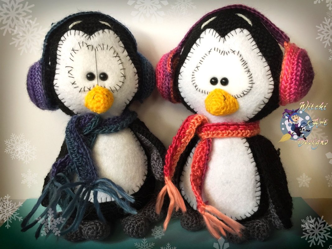 Zwei gehäkelte Pinguin-Amigurumi mit bunten Ohrenschützern, Schals, Filzgesichtern und gelben gehäkelten Schnäbeln