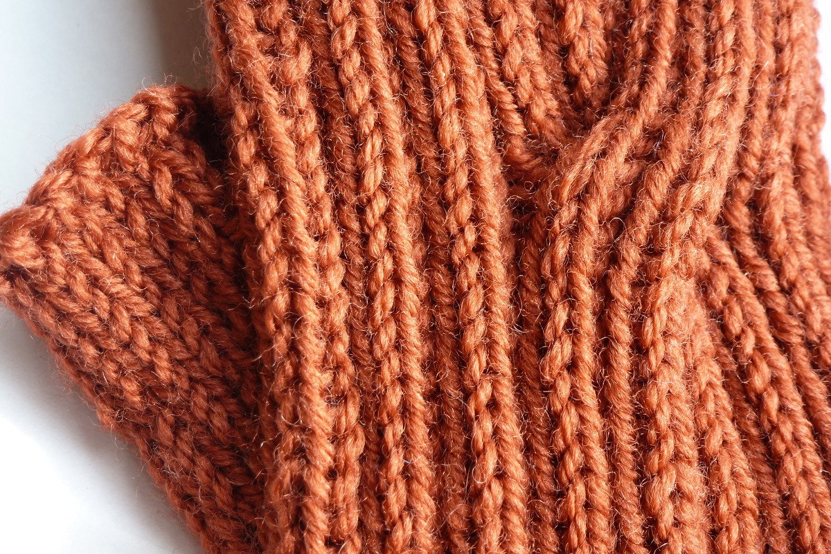 Nahaufnahme: gerippter Strick in rostbraun
