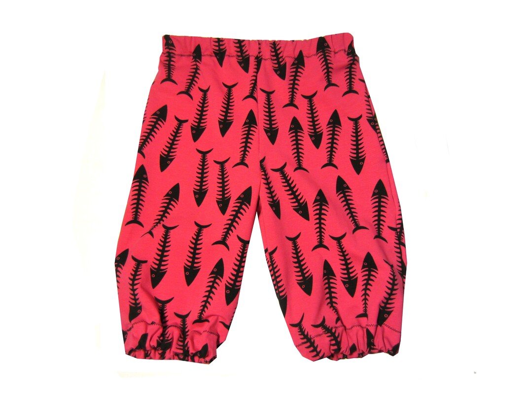Rote Babyhose mit schwarzem Fischgrätenmuster, elastischer Bund und gesmokte Beinabschlüsse