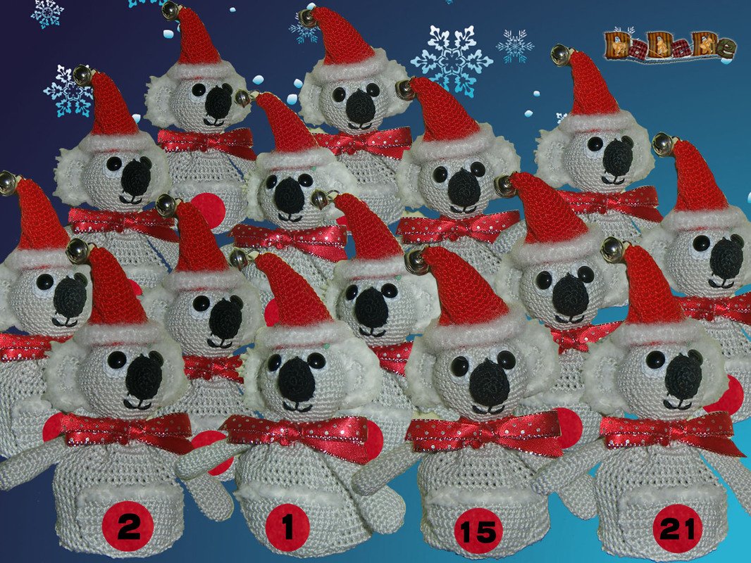 Gehäkelte Koalas mit roten Weihnachtsmützen und Schleifen vor blauem, schneeflockenverziertem Hintergrund, einige mit Zahlen auf dem Bauch.