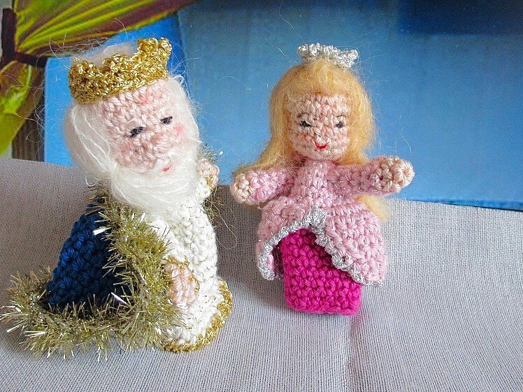 Nahaufnahme zweier gehäkelter Fingerpuppen im Handpuppenformat: König und Prinzessin