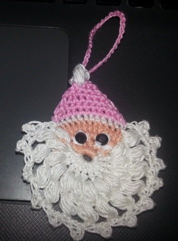 Gehäkelter Nikolaus-Kopf mit rosa Mütze, weißem Bart und Aufhängeschlaufe