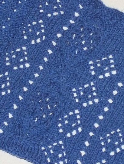 Strickanleitung Schaltuch Tamoloao Loch- Zopfmuster