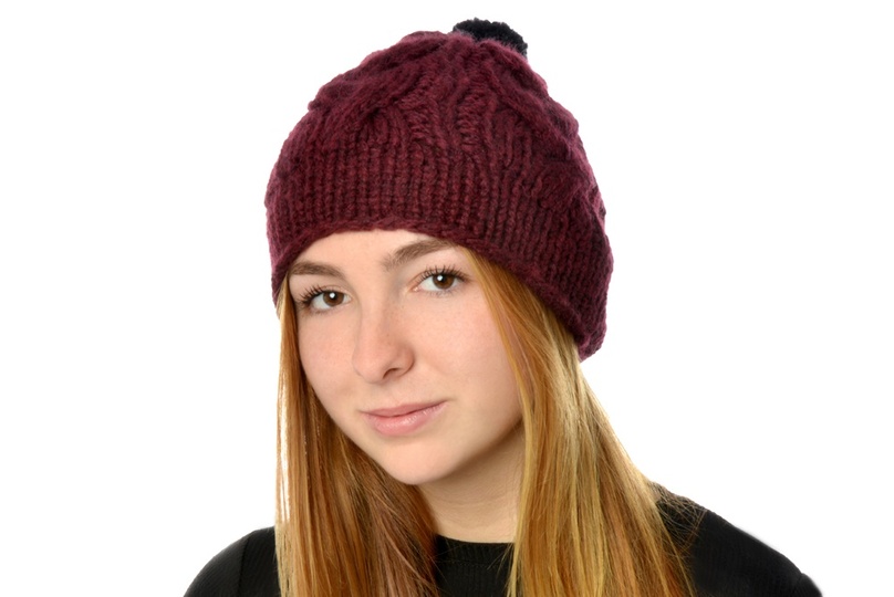 Beanie mit einem Zopfmuster und kleinem Bommel, E-Book