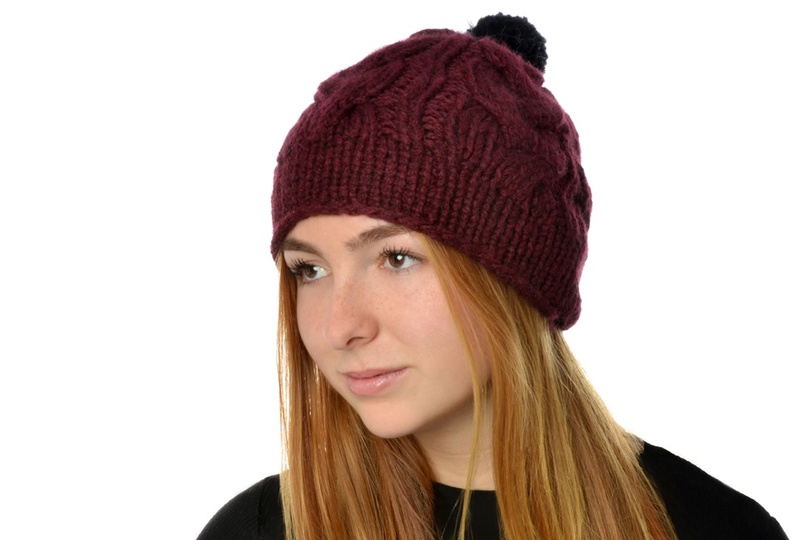 Beanie mit einem Zopfmuster und kleinem Bommel, E-Book