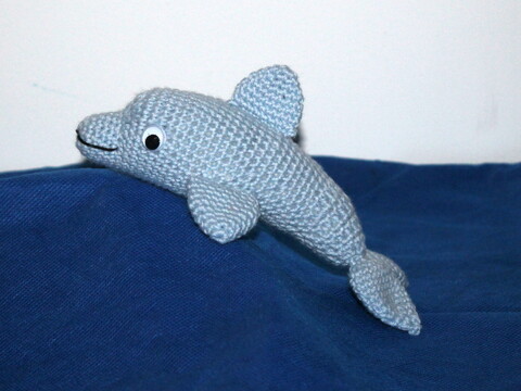 Delfin häkeln – ein Kuscheldelfin aus drei Teilen (deutsche Anleitung)