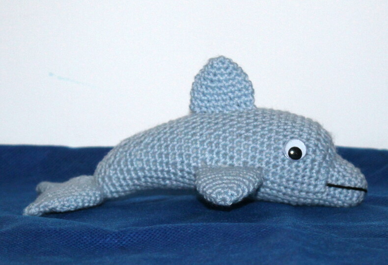 Delfin häkeln – ein Kuscheldelfin aus drei Teilen (deutsche Anleitung)