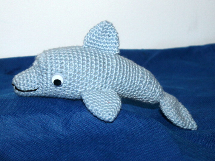 Delfin häkeln – ein Kuscheldelfin aus drei Teilen (deutsche Anleitung)