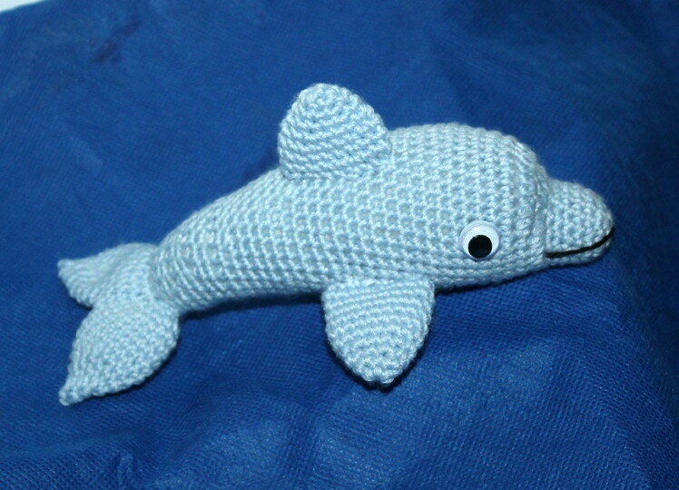 Delfin häkeln – ein Kuscheldelfin aus drei Teilen (deutsche Anleitung)