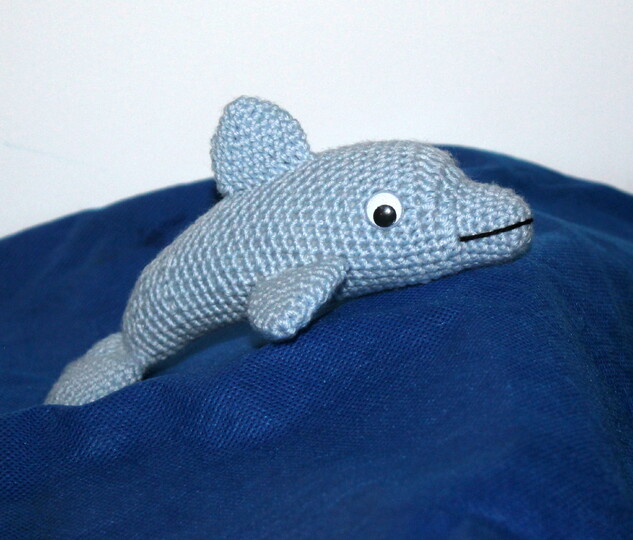 Delfin häkeln – ein Kuscheldelfin aus drei Teilen (deutsche Anleitung)
