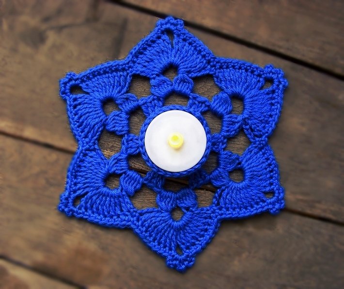 Crochet snowflake candle coaster, tealight holder - Image 3