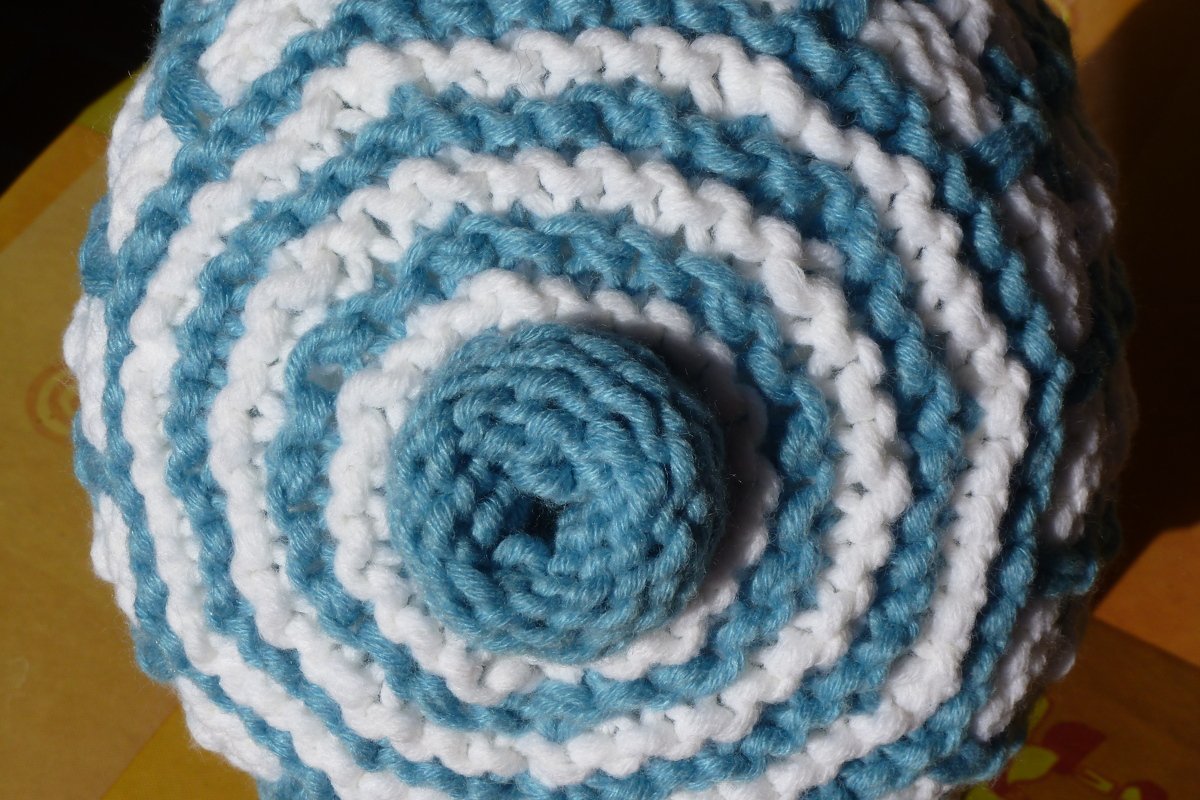 Gestrickte Damenmütze in Blau und Weiß mit Spiralmuster, Detailaufnahme