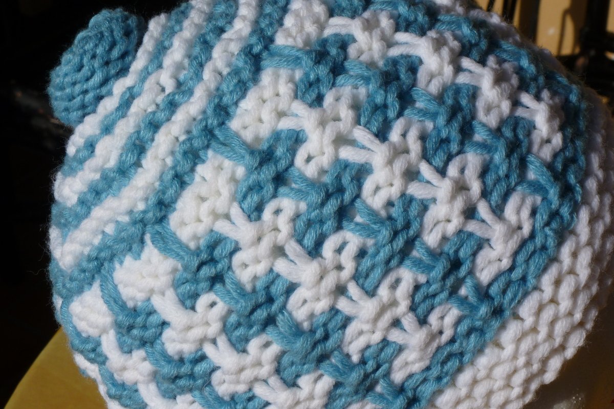 Wintermütze in weiß-blau