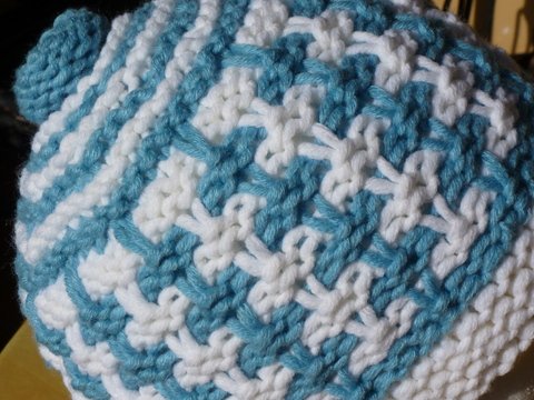 Wintermütze in weiß-blau