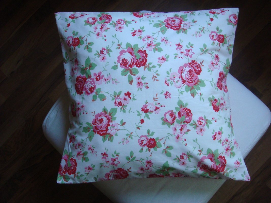 Quadratischer Kissenbezug mit floralem Rosenprint auf hellem Hintergrund