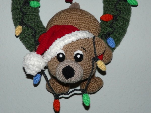 Crochet Pattern Christmas Door Wreath clumsy teddy